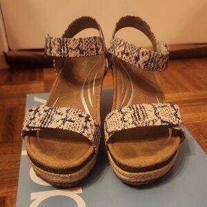 Aetrex Snake Print Sandals - Black and White
